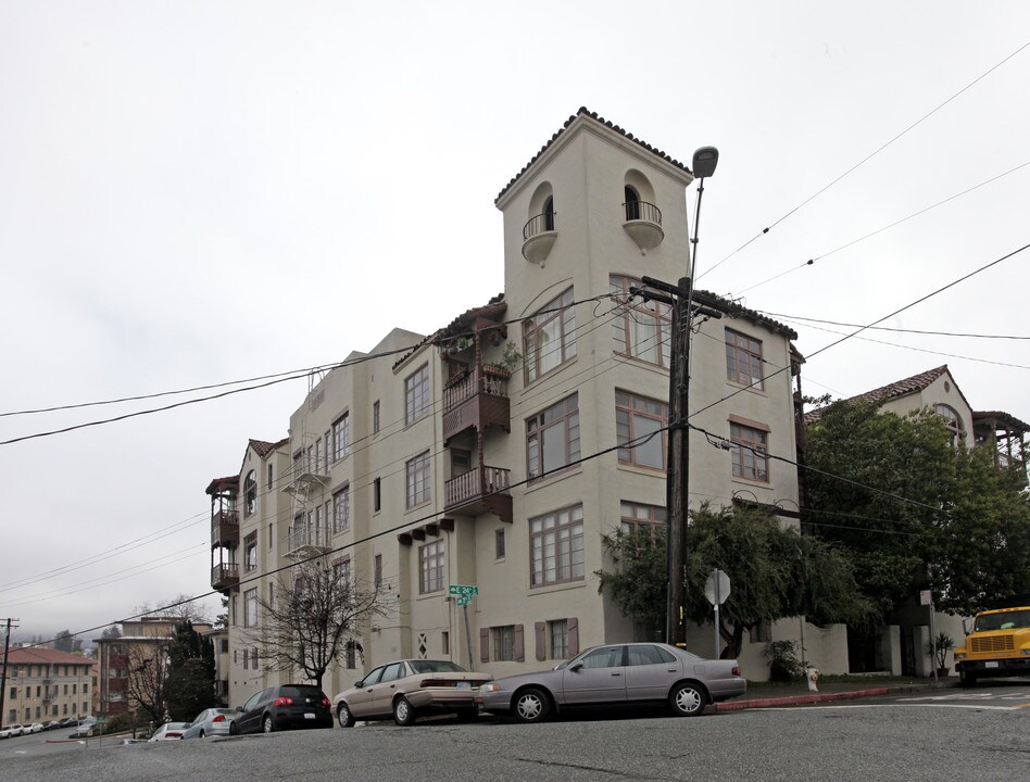 700 E 24th St in Oakland, CA - Building Photo