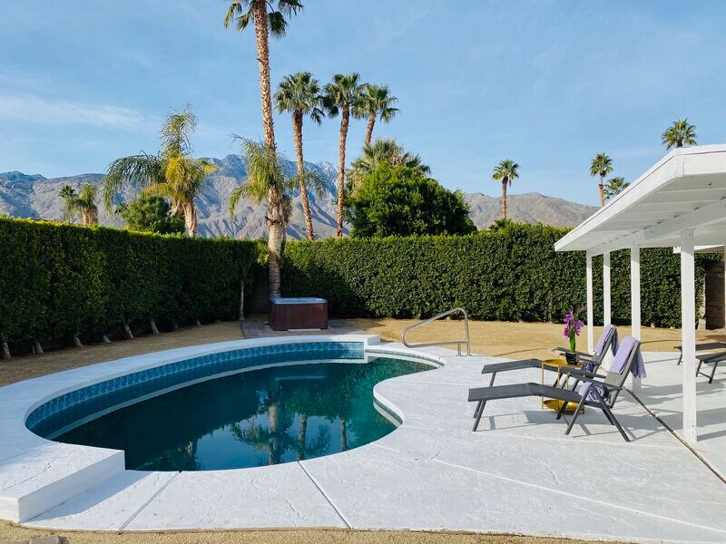 1479 E Francis Dr in Palm Springs, CA - Foto de edificio