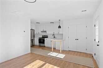 20 Mortimer St in Westhampton Beach, NY - Building Photo - Building Photo