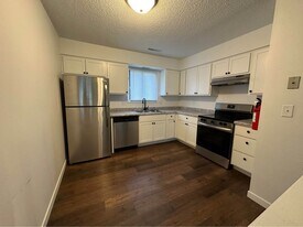 935 Boston Way in Coralville, IA - Building Photo