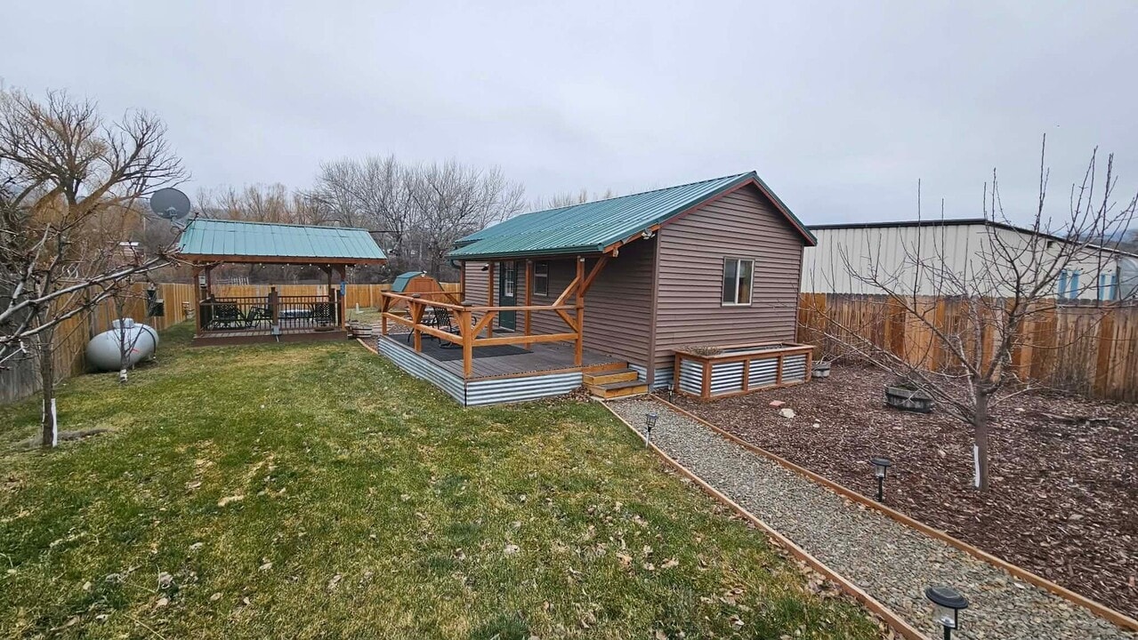 220 1st Ave NE in Hot Springs, MT - Building Photo