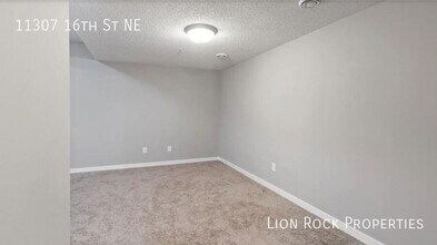 11307 16th St NE in Saint Michael, MN - Foto de edificio - Building Photo