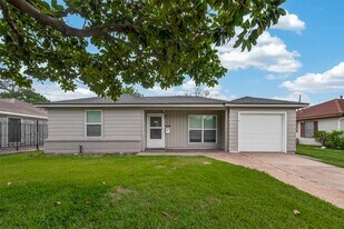 1310 Belshire Rd in Pasadena, TX - Building Photo