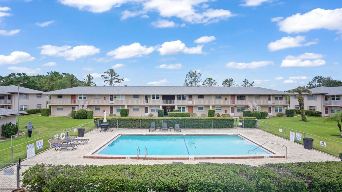 1100 E Caroline St in Tavares, FL - Building Photo