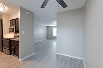 531 Bedford Rd in Bedford, TX - Foto de edificio - Building Photo