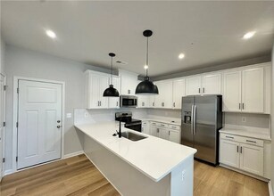 9006 Thomas Mill Dr in Glen Allen, VA - Foto de edificio - Building Photo