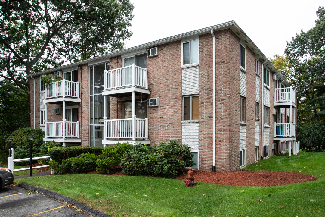 Elm Crest Estates in Methuen, MA - Building Photo