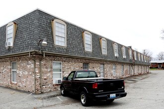 Clifton Village in Louisville, KY - Foto de edificio - Building Photo