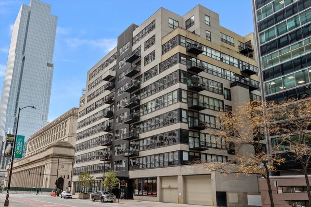 130 S Canal St, Unit 807 in Chicago, IL - Building Photo