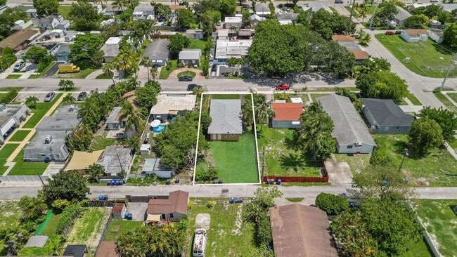 2212 Roosevelt St, Unit 1 in Hollywood, FL - Foto de edificio - Building Photo