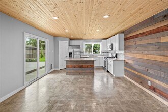 711 Kalmer St in Pasadena, TX - Building Photo - Building Photo