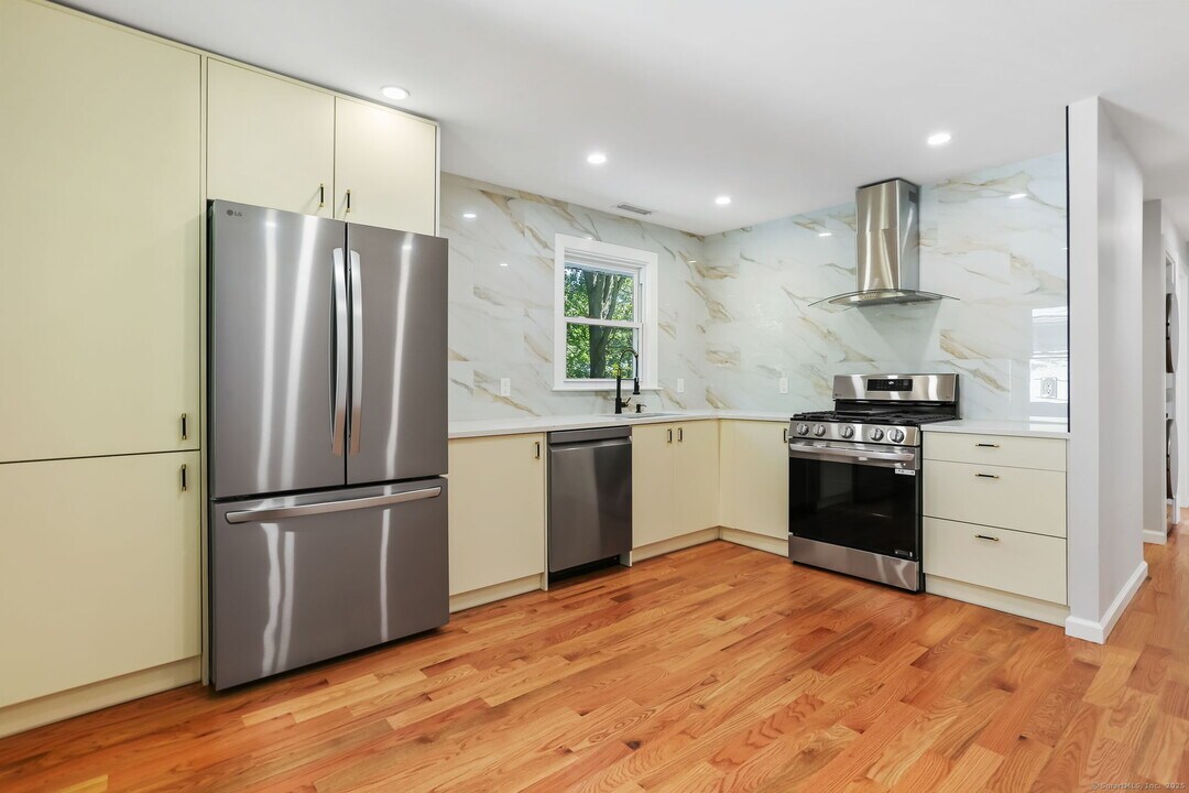 16 Treat Ave in Stamford, CT - Building Photo