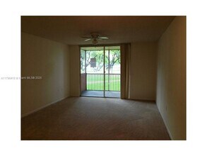 8343 Lake Dr in Doral, FL - Building Photo - Building Photo