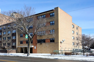 Matanic Apartments in Chicago, IL - Foto de edificio - Building Photo