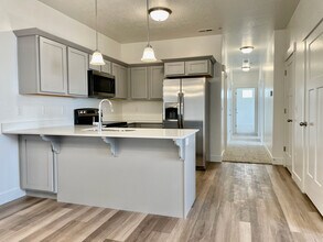 641 N 380 W, Unit V202 in Vineyard, UT - Building Photo - Building Photo