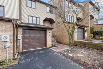 33 Stockton Ct in Morris Plains, NJ - Building Photo - Building Photo