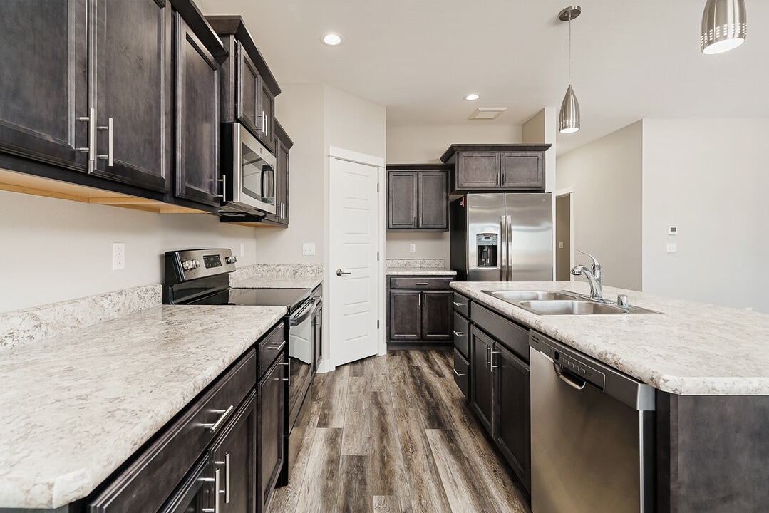 913 Mission Oaks Dr in Billings, MT - Building Photo