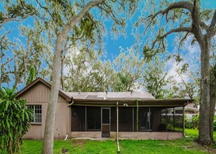 1243 Royal Oak Dr S in Dunedin, FL - Foto de edificio - Building Photo