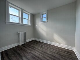 208 Giles Blvd E in Windsor, ON - Building Photo