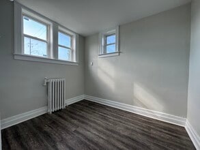 208 Giles Blvd E in Windsor, ON - Building Photo - Building Photo