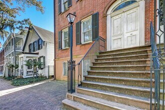 109 E Oglethorpe Ave in Savannah, GA - Building Photo - Building Photo