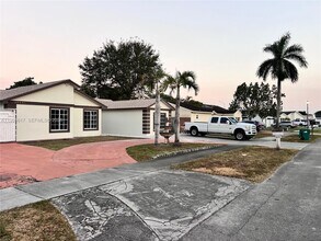 19541 NW 57th Ct in Hialeah, FL - Building Photo - Building Photo