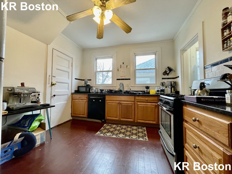 33 Imrie Rd, Unit 4 in Boston, MA - Building Photo