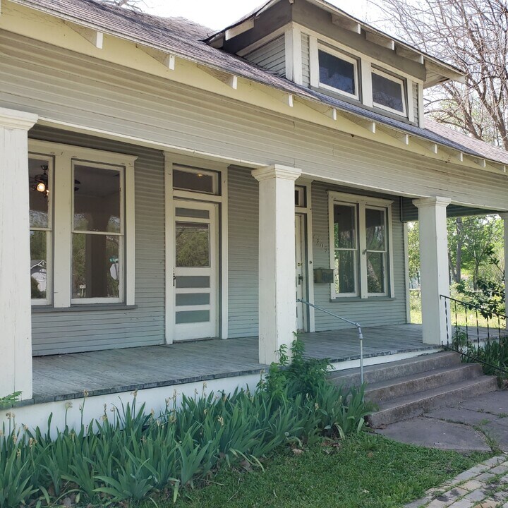 1209 Howard St in Taylor, TX - Foto de edificio