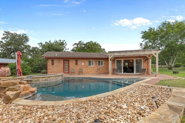 1059 State Hwy 95 in Bastrop, TX - Building Photo - Building Photo
