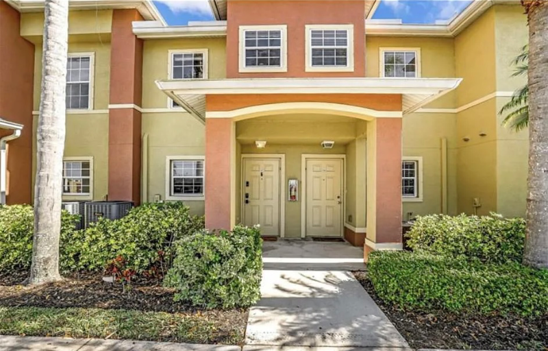 9063 Gervais Cir in Naples, FL - Building Photo