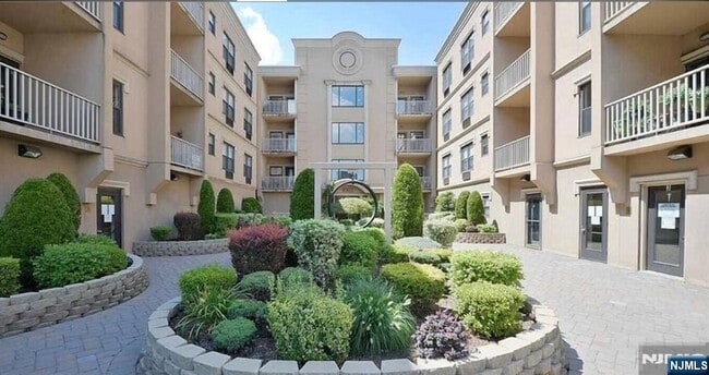 8915 Bergenwood Ave, Unit 61 in North Bergen, NJ - Building Photo - Building Photo