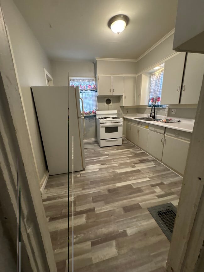 360 Euclid Ave, Unit A in Elmira, NY - Foto de edificio - Building Photo