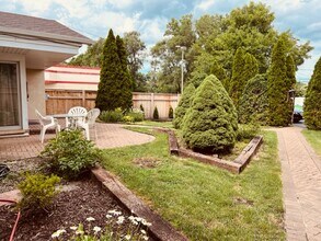 127 N Northwest Hwy in Palatine, IL - Foto de edificio - Building Photo