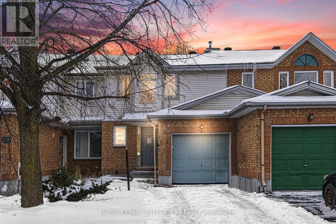 206 Beatrice Dr in Ottawa, ON - Building Photo