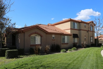 Paseo Villas Apartments in Manteca, CA - Foto de edificio - Building Photo
