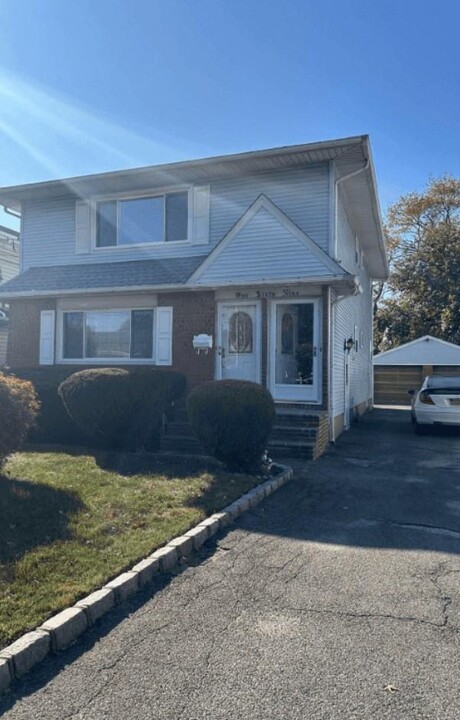 169 Court House Rd in Franklin Square, NY - Building Photo