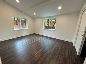 10054 SW 35th Ave in Portland, OR - Building Photo - Building Photo