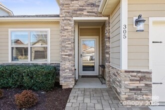305 Hemlock Bluff Ct in Stanley, NC - Foto de edificio - Building Photo