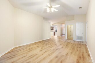 605 Downhaul Dr in Pensacola, FL - Foto de edificio - Building Photo