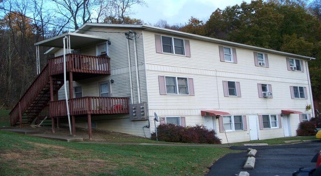 Spruce St in Idamay, WV - Foto de edificio - Building Photo