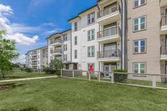 Farmhouse Apartments in Austin, TX - Foto de edificio - Building Photo