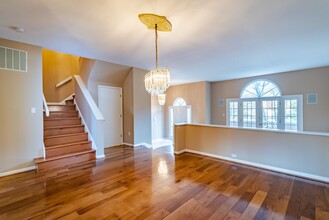 104 Gresham Pl in Falls Church, VA - Foto de edificio - Building Photo