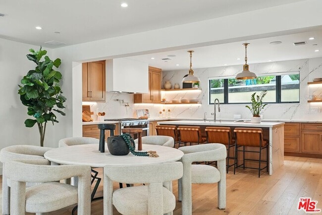 property at 913 N Beverly Glen Blvd