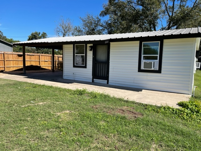 1406 Blair St in Gonzales, TX - Foto de edificio
