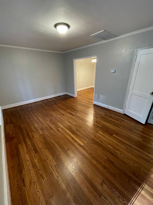 property at 806 N Avalon Rd