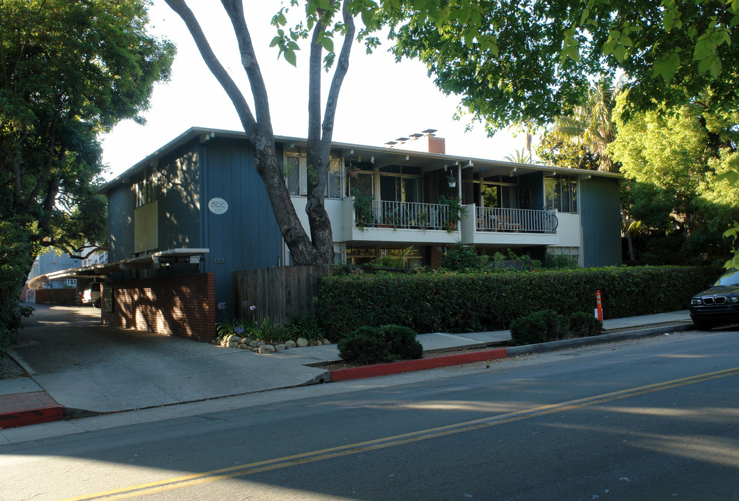 123 E Micheltorena St in Santa Barbara, CA - Building Photo