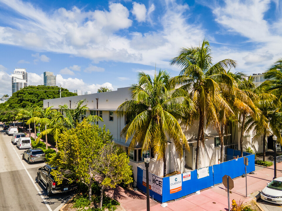 200 Collins Ave in Miami Beach, FL - Building Photo