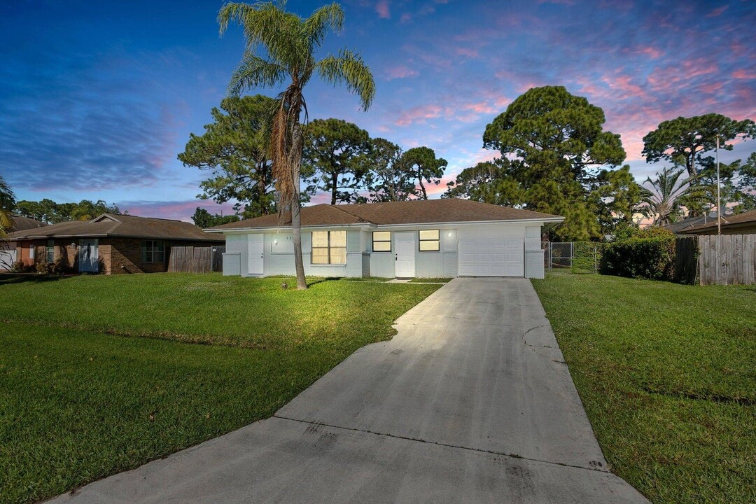 1251 SW Sudder Ave in Port St. Lucie, FL - Foto de edificio