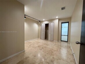 2300 S Dixie Hwy-Unit -201 in Miami, FL - Foto de edificio - Building Photo