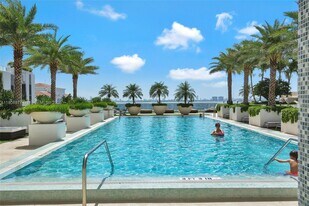 600 NE 27th St in Miami, FL - Building Photo